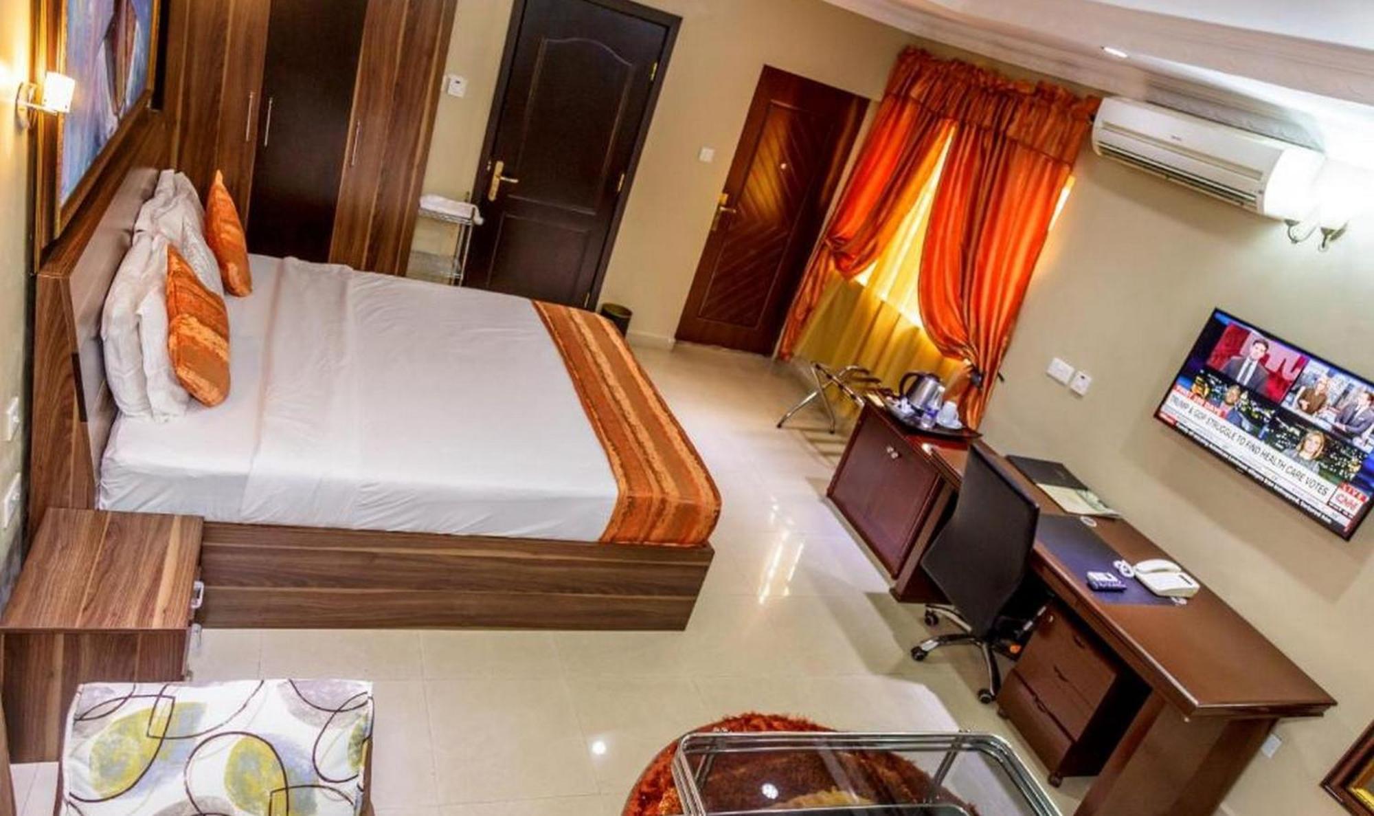 Room In Lodge - Apartment Royale Hotel-3 Bd Apartment Ikeja Bagian luar foto