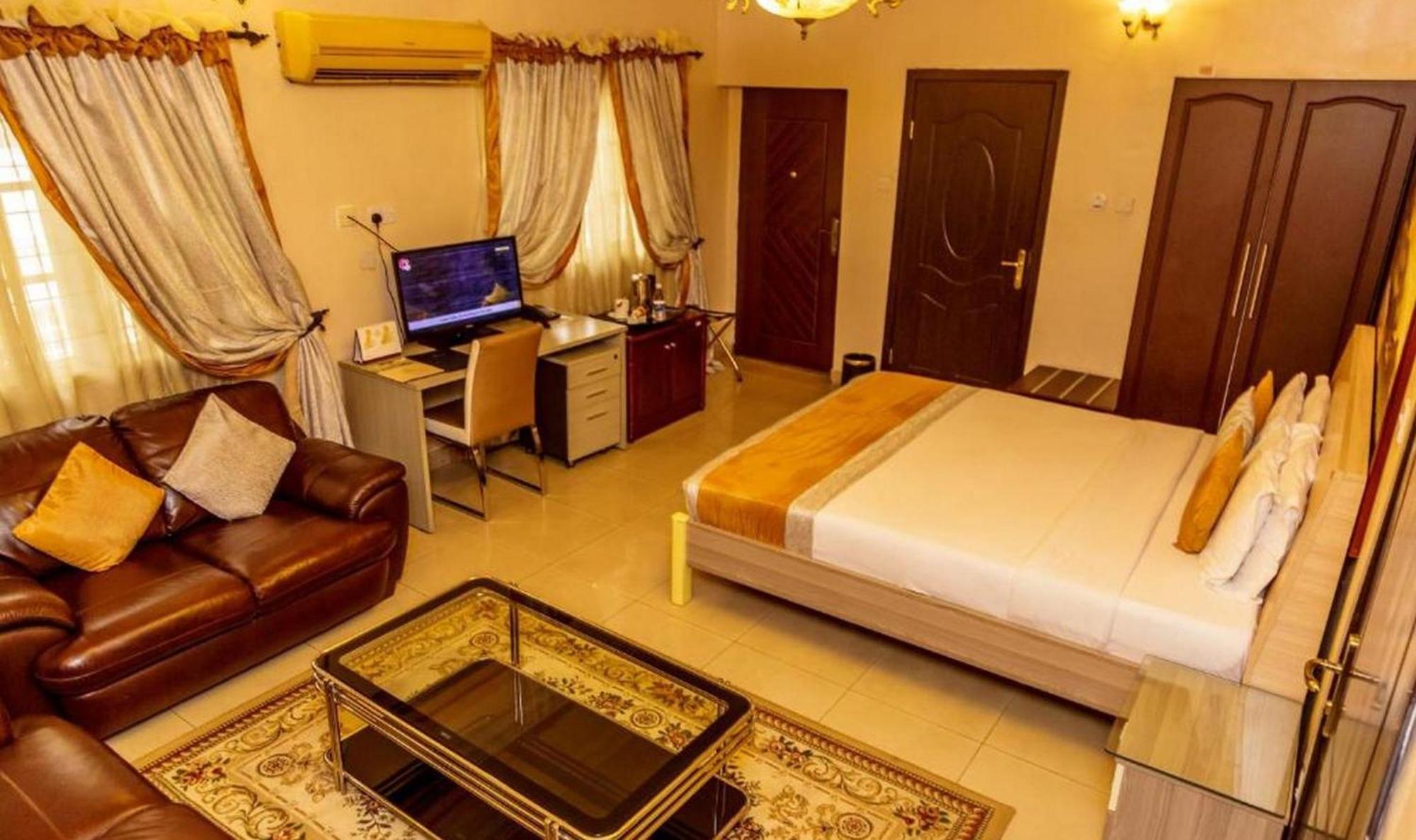 Room In Lodge - Apartment Royale Hotel-3 Bd Apartment Ikeja Bagian luar foto