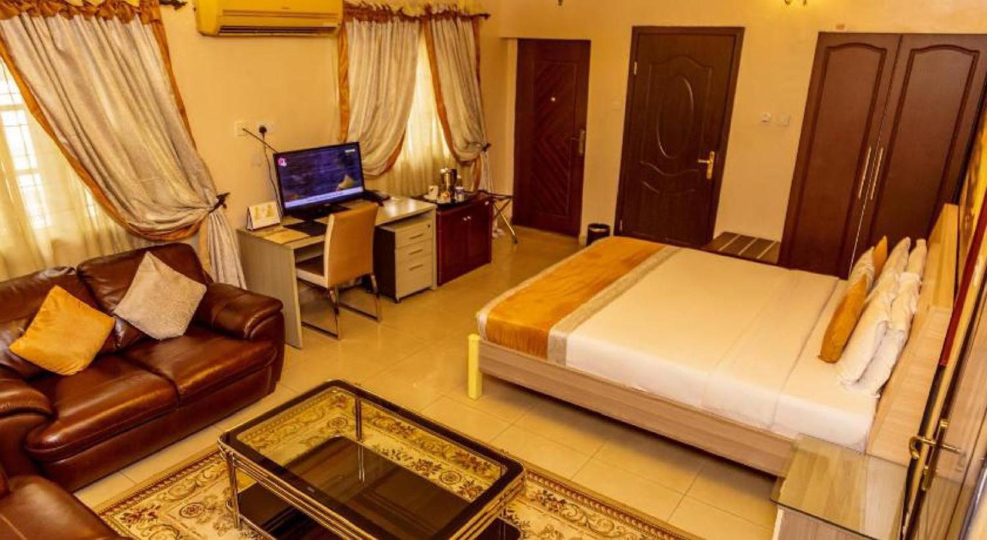 Room In Lodge - Apartment Royale Hotel-3 Bd Apartment Ikeja Bagian luar foto