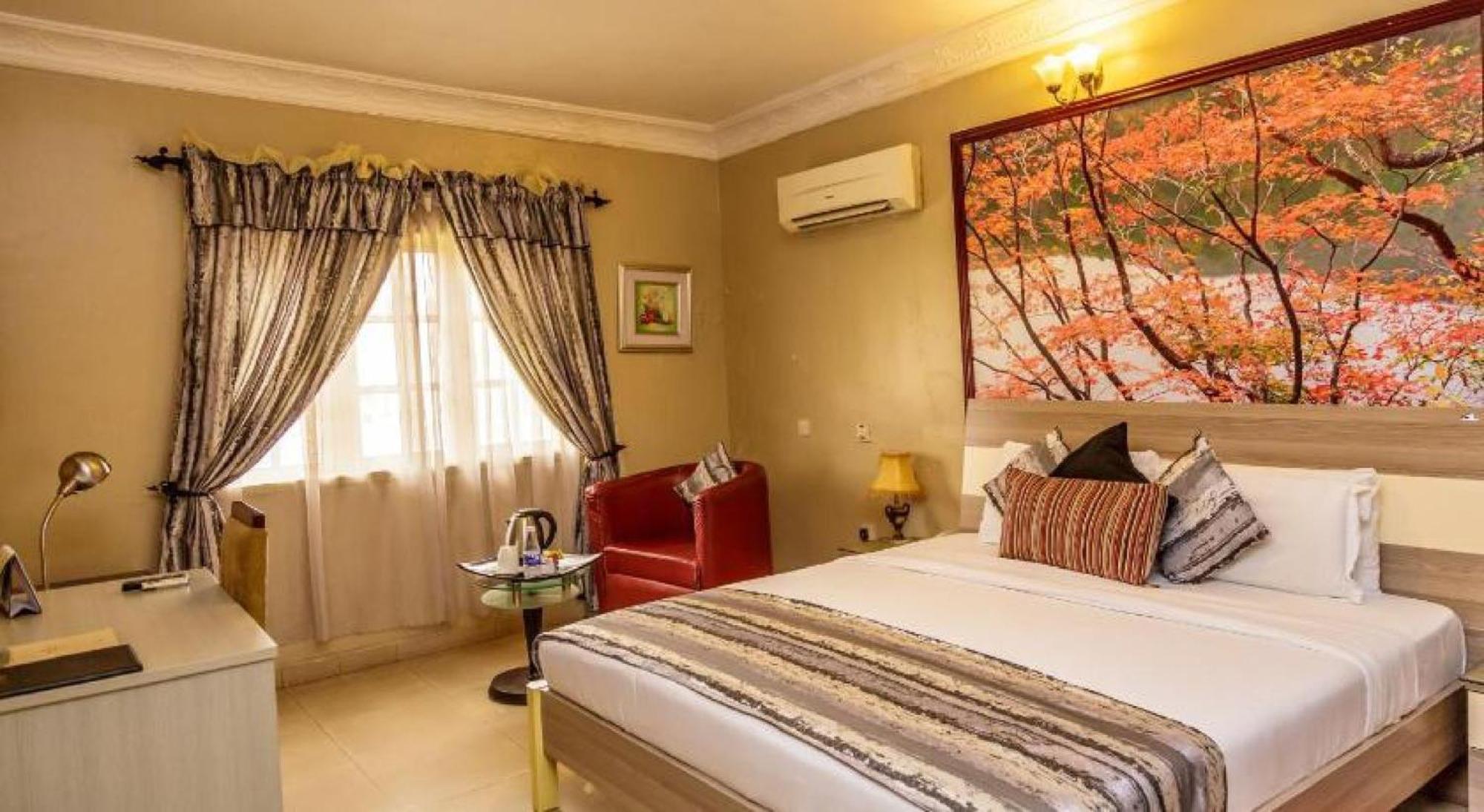 Room In Lodge - Apartment Royale Hotel-3 Bd Apartment Ikeja Bagian luar foto