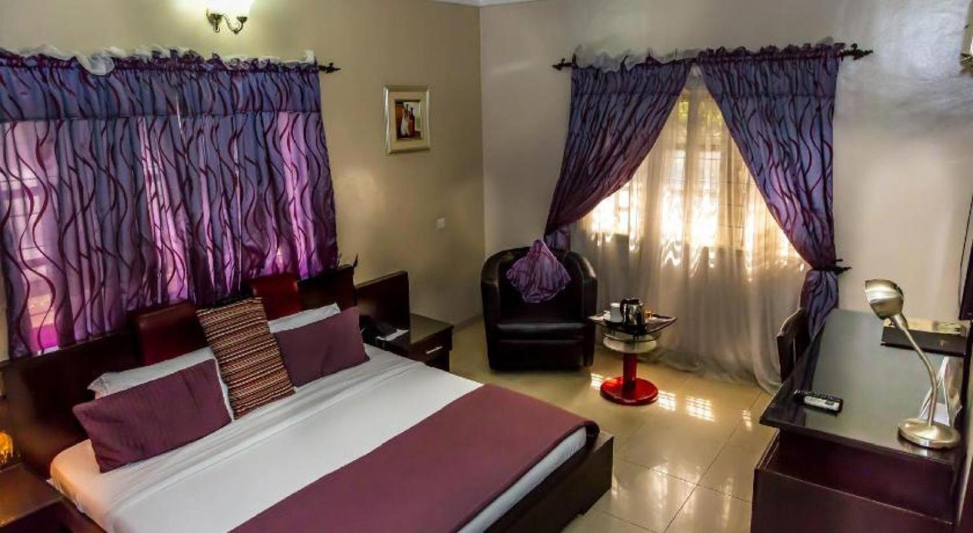 Room In Lodge - Apartment Royale Hotel-3 Bd Apartment Ikeja Bagian luar foto
