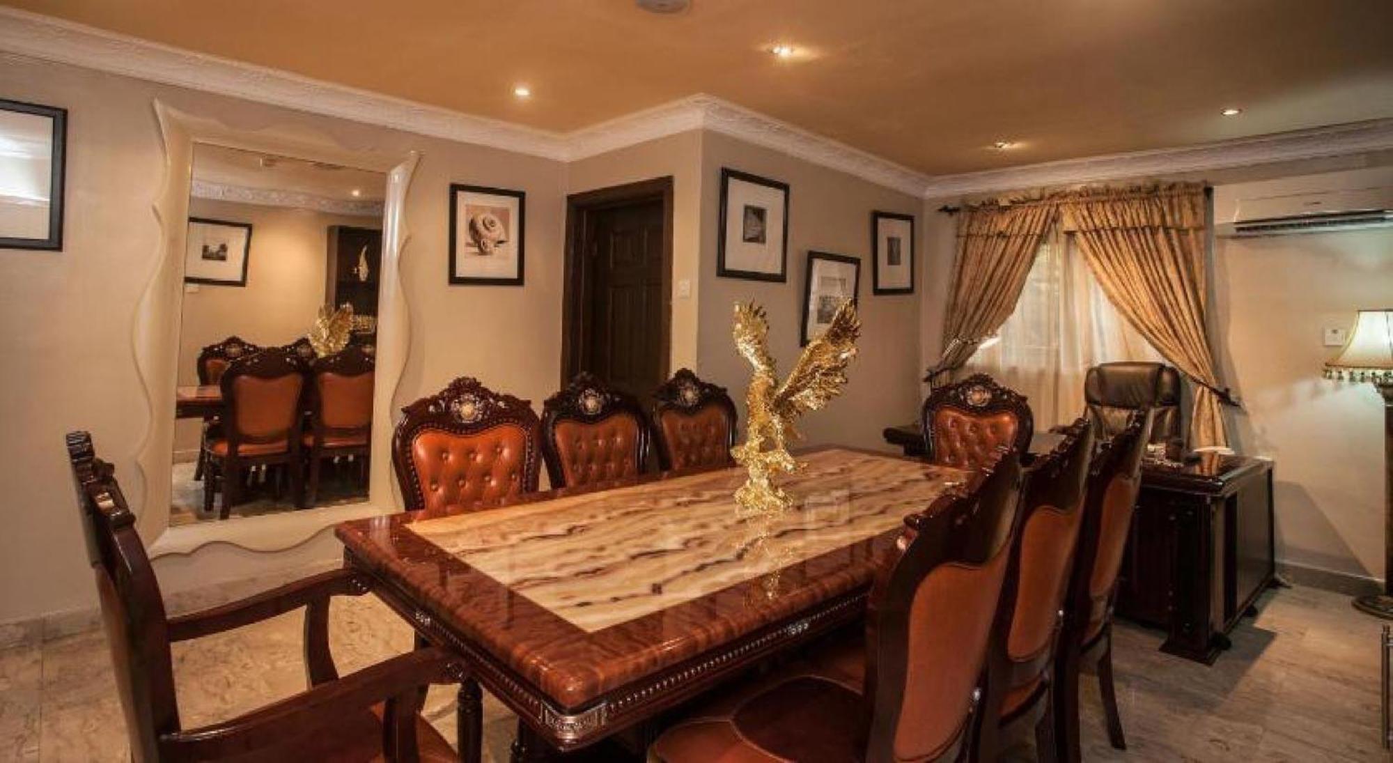 Room In Lodge - Apartment Royale Hotel-3 Bd Apartment Ikeja Bagian luar foto