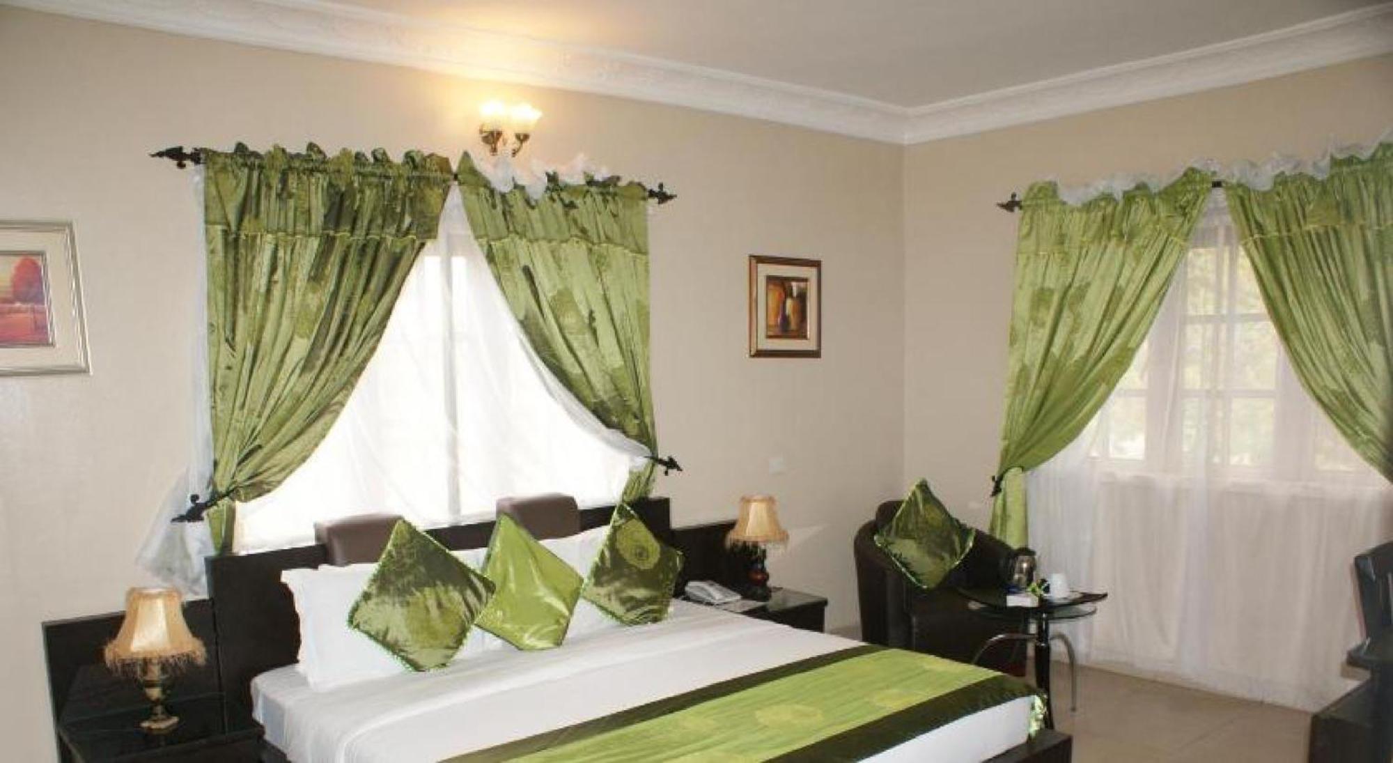 Room In Lodge - Apartment Royale Hotel-3 Bd Apartment Ikeja Bagian luar foto
