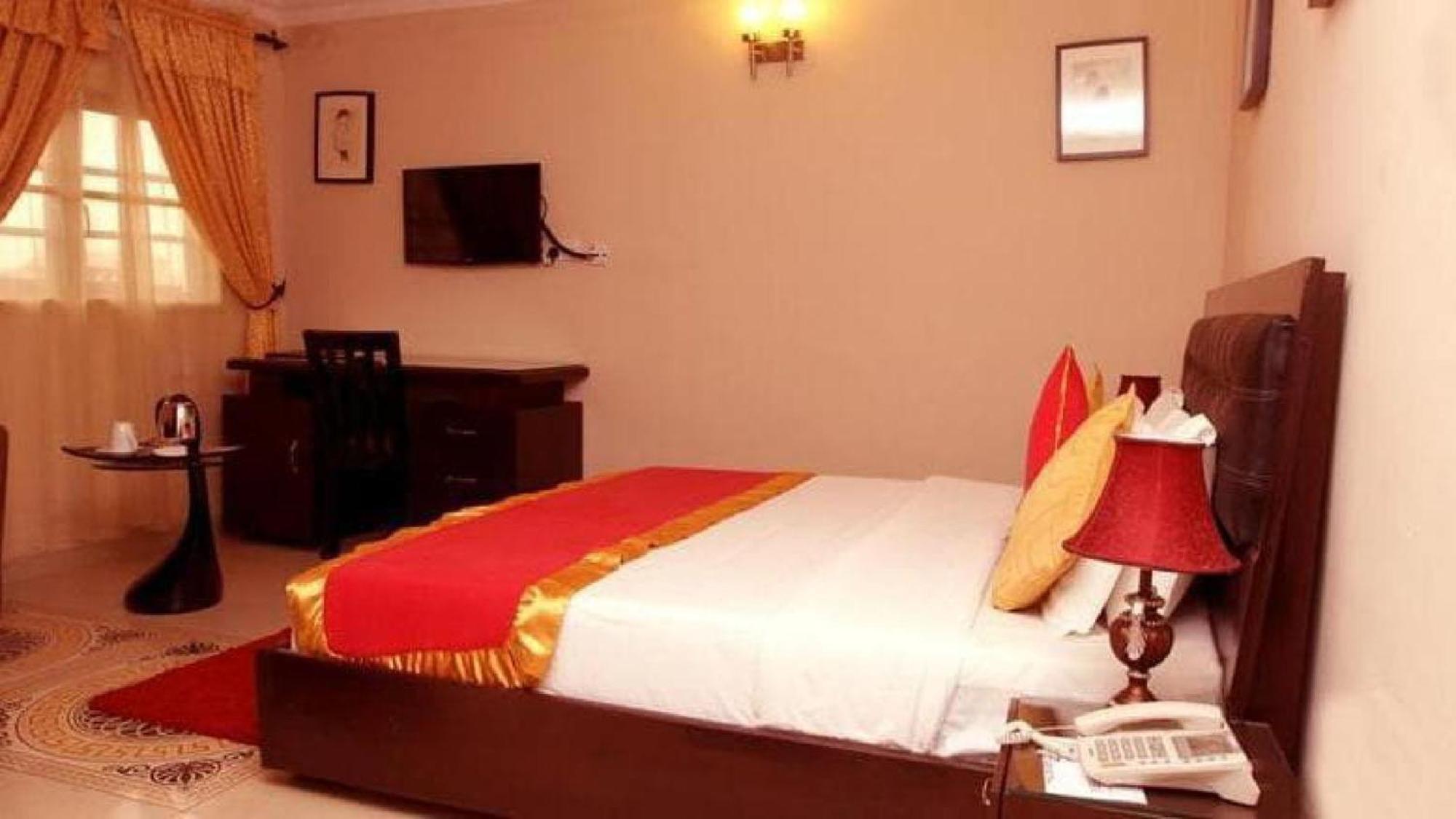 Room In Lodge - Apartment Royale Hotel-3 Bd Apartment Ikeja Bagian luar foto