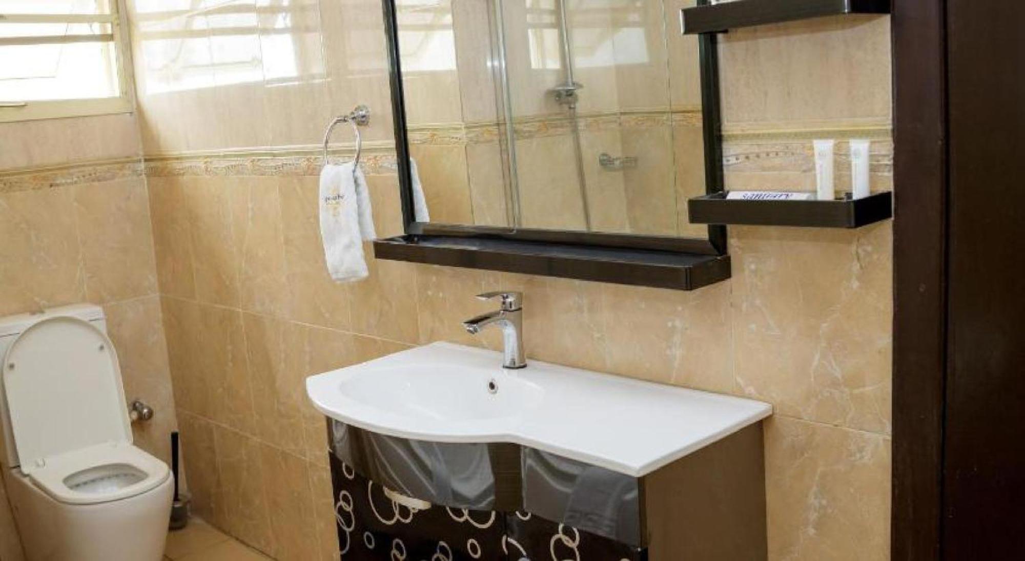 Room In Lodge - Apartment Royale Hotel-3 Bd Apartment Ikeja Bagian luar foto
