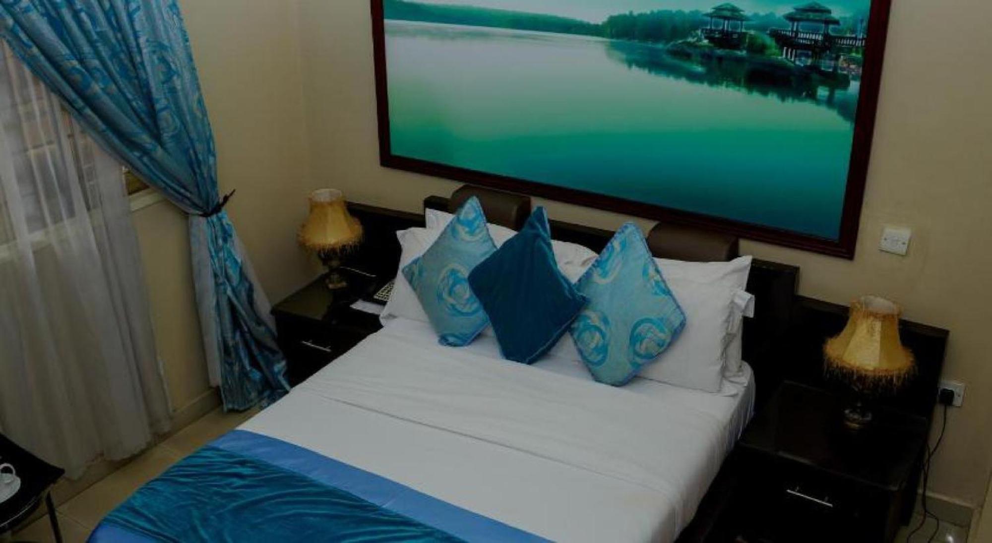 Room In Lodge - Apartment Royale Hotel-3 Bd Apartment Ikeja Bagian luar foto